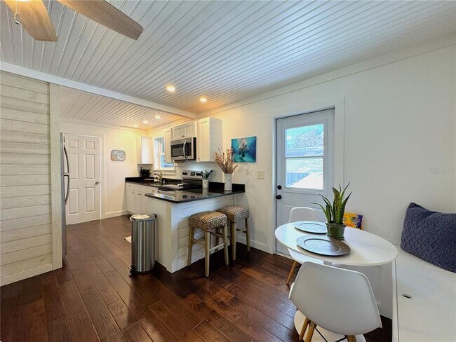 Building Photo - 222 NE 1st Ave