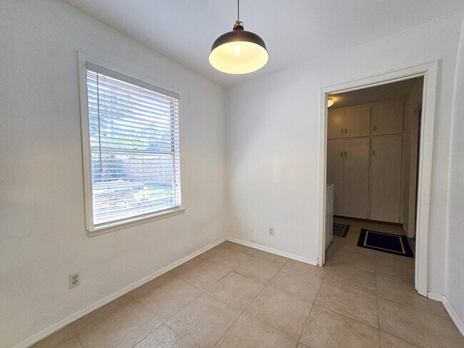 Building Photo - 9507 Meadowbriar Ln