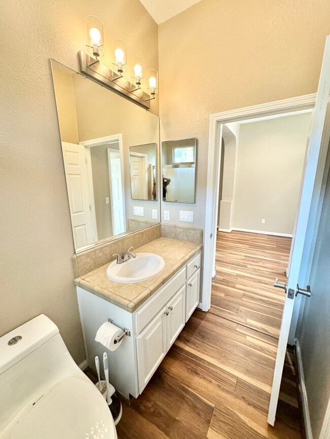 Building Photo - Stunning 3-bedroom 3-bathroom home in Yank...