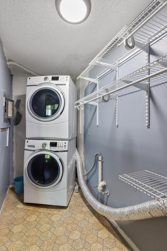 Washer/Dryer - 5318 17th St W