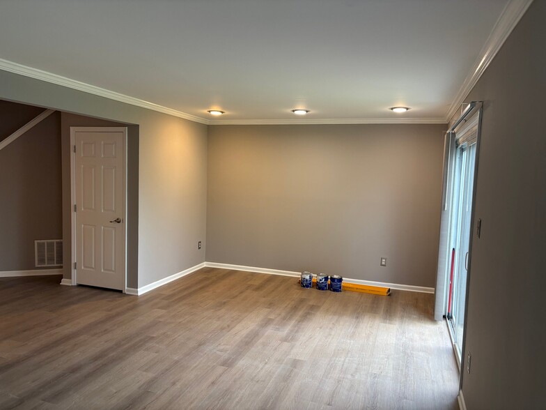 Building Photo - 2403 Doral Dr