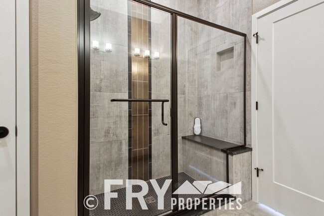 Building Photo - Stunning, Spacious 3bed/3bath Riverdale Ra...