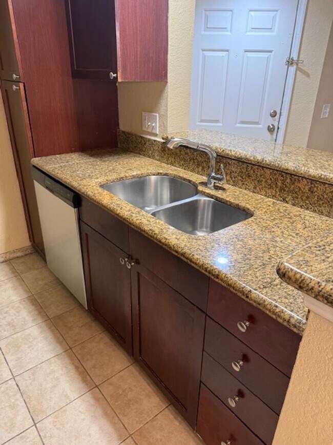 Building Photo - Large one bedroom condominium