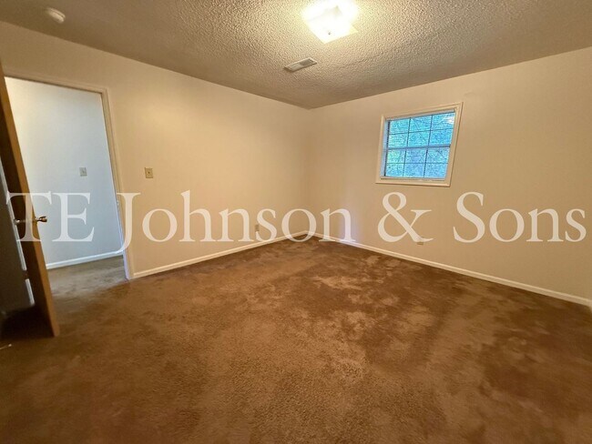 Building Photo - 2570 Green Oaks Ct SE