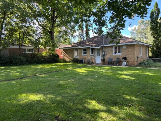 Building Photo - 649 E Rockland Rd