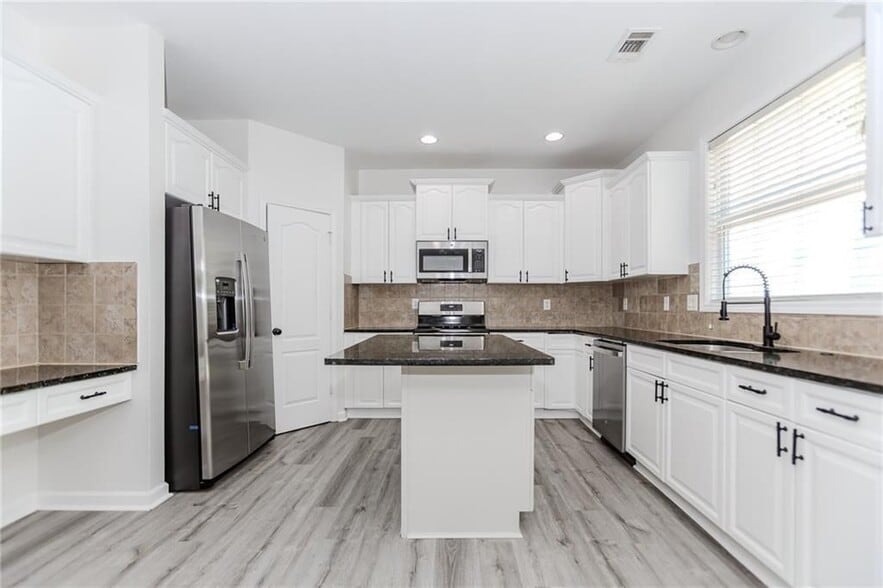 Building Photo - 2023 Jameson Cir NE