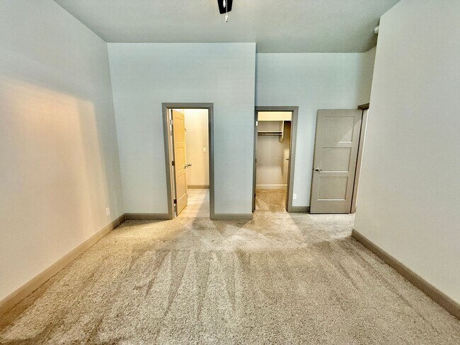 Building Photo - Spacious 2-Bedroom Duplex with Den & Fence...