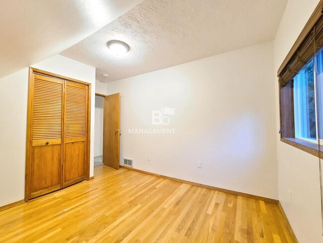 Building Photo - Nearly 1/2 Acre of Privacy Nestled in the Trees of West Linn. Updated Kitchen & Bathroom!