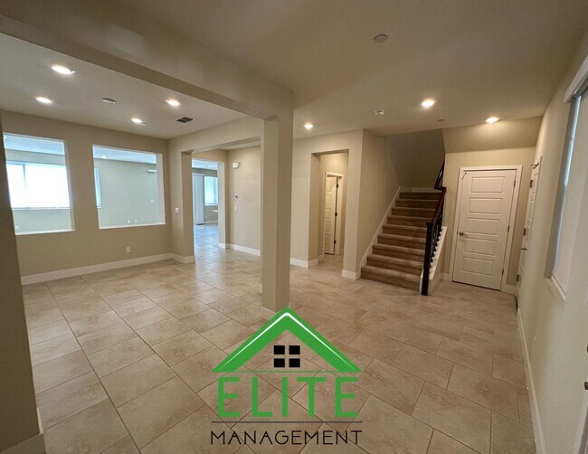 Building Photo - Charming and Spacious Home in Desirable El...