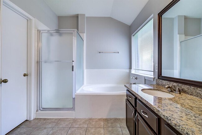 Building Photo - 4826 Linden Pl