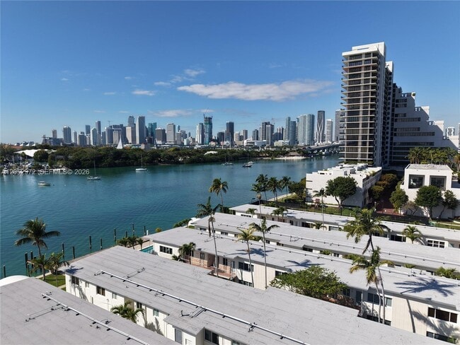 Building Photo - 1100 Venetian Way