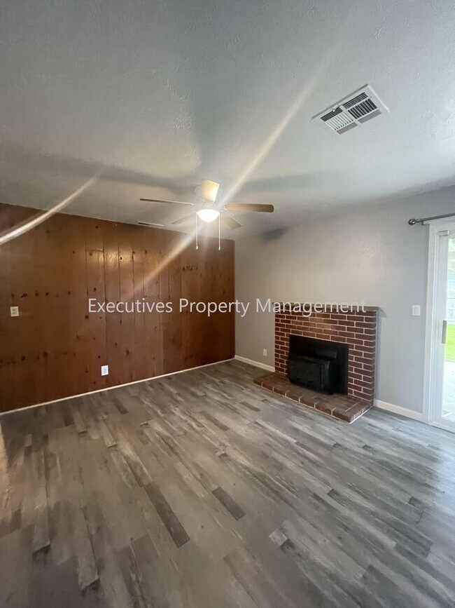 Building Photo - 1271 Spruce Ave