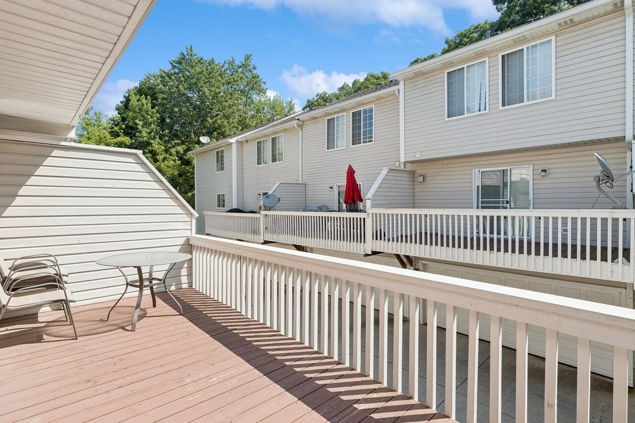 Building Photo - 328 W Whispering Oaks Ln