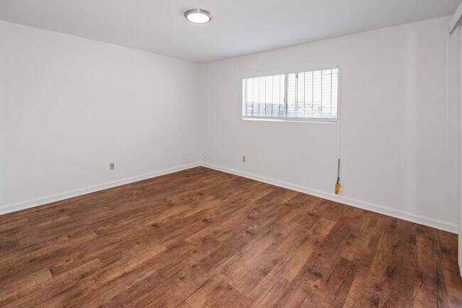 Building Photo - Available Now! Spacious 3BR, 2BA, 1,76sq.ft. 2 car garage.