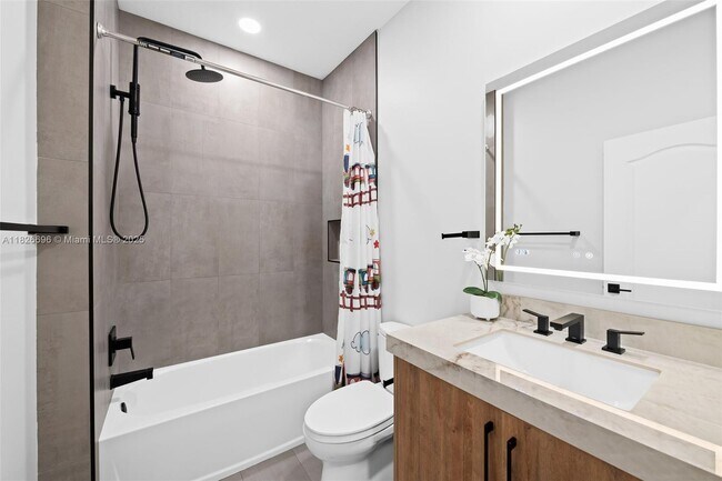 Building Photo - 8446 Lake Majesty Ln
