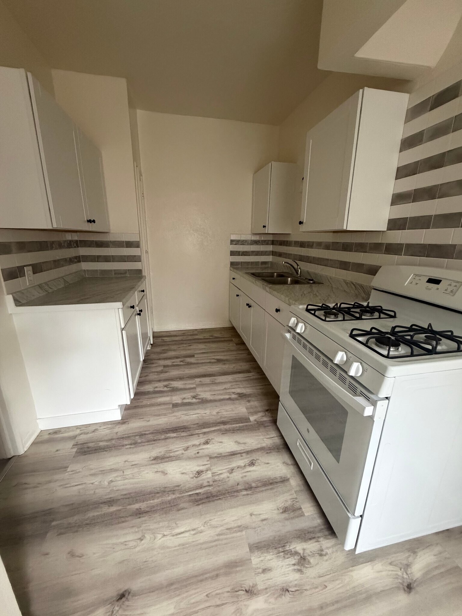 Building Photo - 628 E Elk Ave