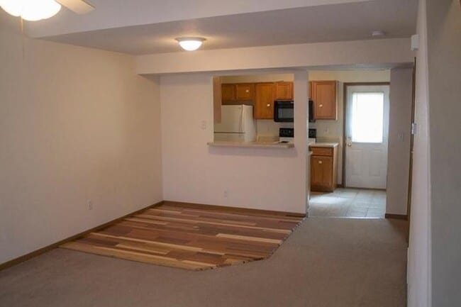Building Photo - 4/Bed - 3/Bath