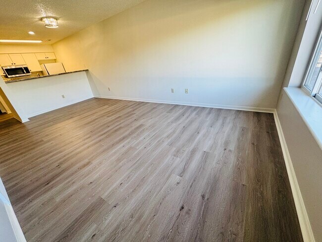 Building Photo - 395