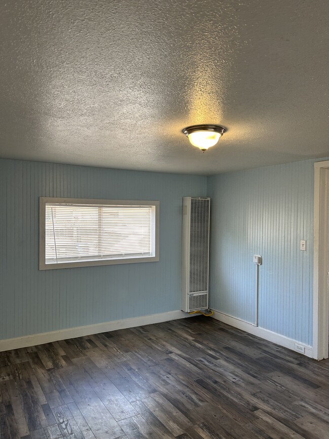 Building Photo - 211 Burney St