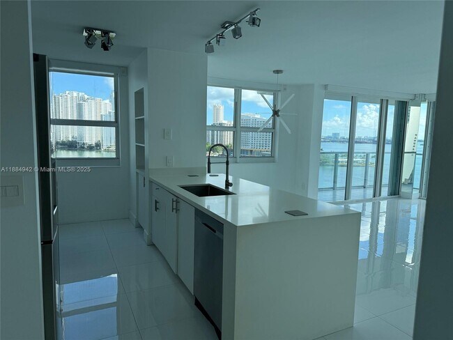 Building Photo - 1155 Brickell Bay Dr