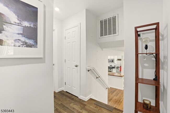 Building Photo - 214 S Valley Rd