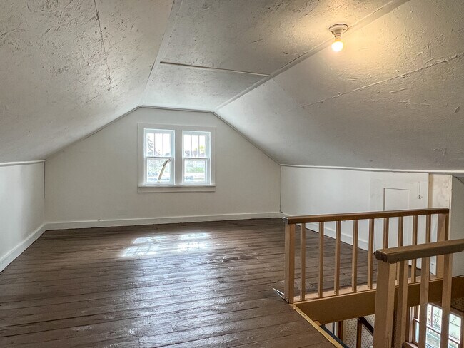 Building Photo - 527 N 11th St