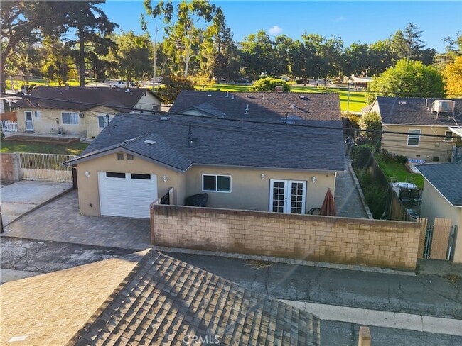 Building Photo - 215 E 2nd St