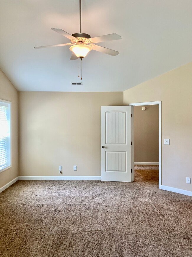 Building Photo - 5 Bedroom 3 Bath Hubert Home for Rent