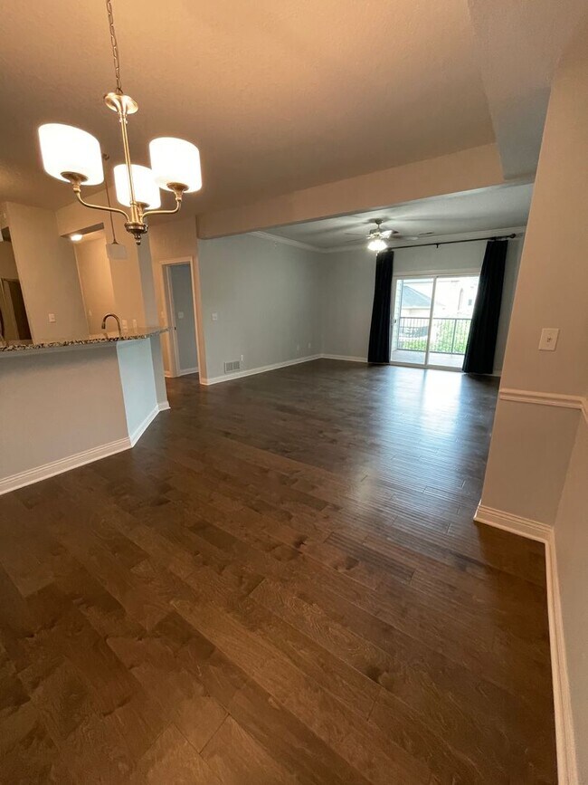 Building Photo - 2 bed/ 2 bath