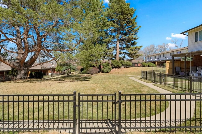 Building Photo - 3 Bedroom Townhome in University Neighborhood