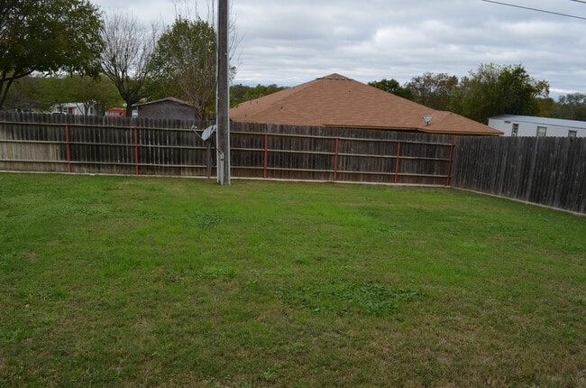 Building Photo - 912Rebecca