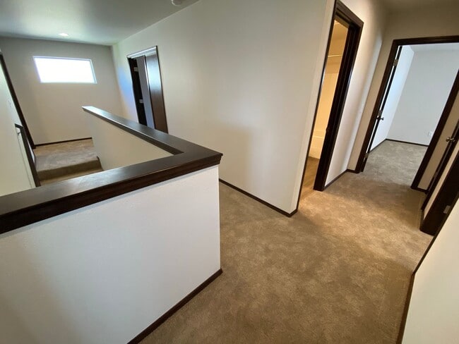 Building Photo - Newer, Spacious 5 Bedroom 3 Bed House!