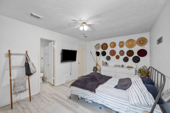Building Photo - 9306 Crescent Moon Dr