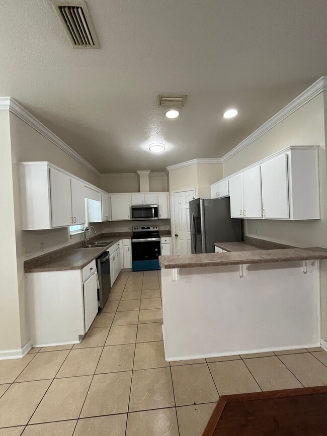 Building Photo - 204 Royal Palms Ave