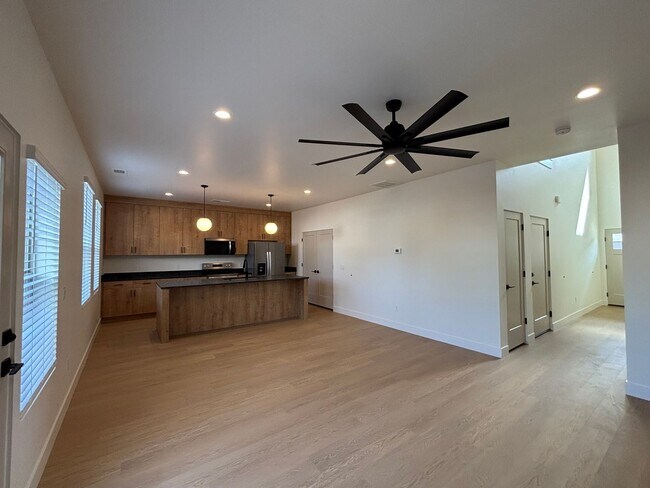 Building Photo - HURRICANE TOWNHOME FOR RENT!