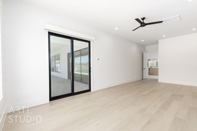 Building Photo - BRAND NEW Gorgeous 6 bed 7 bath with Pool ...