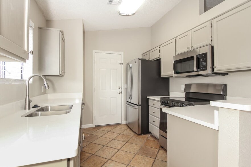 Building Photo - 10012 N 66th Dr