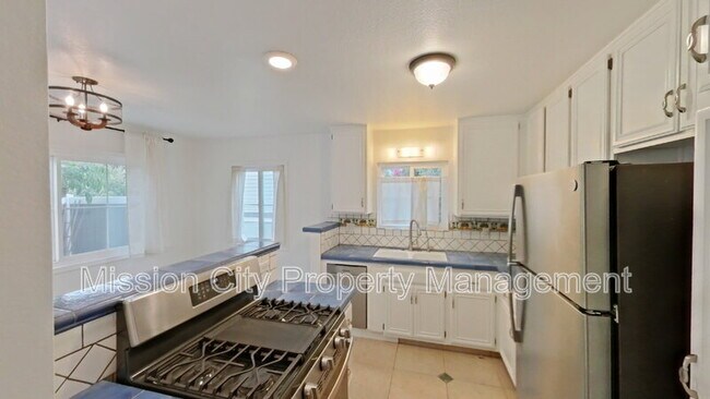 Building Photo - 432 Via Rosa