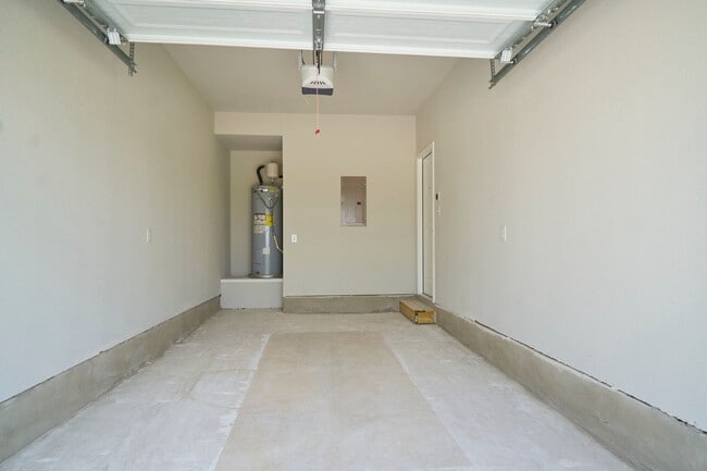 Building Photo - Hunters Ranch Beauty! 3 Bedroom 2 1/2 Bath...