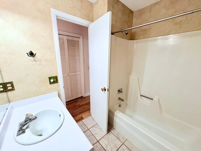 Building Photo - 101 Knight Cir