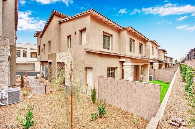 Building Photo - 600 N Carriage Hill Dr
