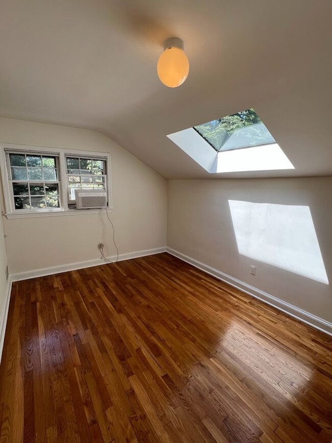 Building Photo - Berkley Stunner