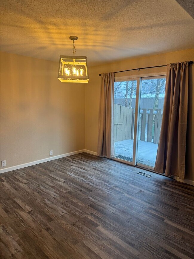 Building Photo - Stunning 2 bedroom townhouse