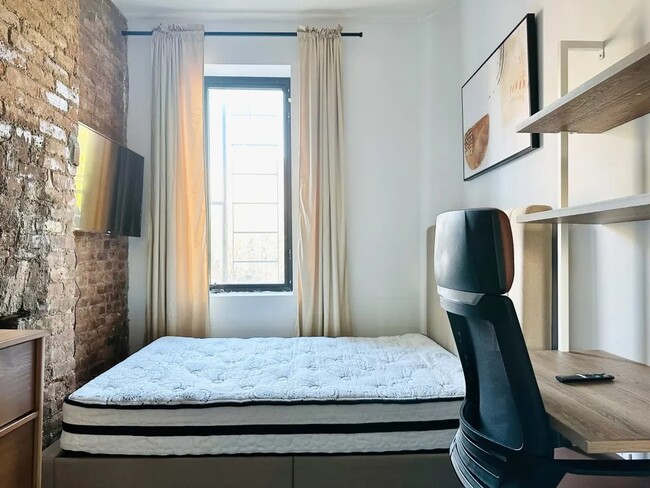 Building Photo - Furnished room/NOT APARTMENT