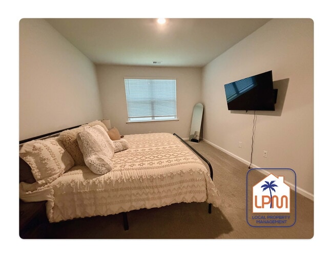 Building Photo - Rare find: **Furnished or Unfurnished**Utilities Included** 4-Bedroom 2-Bathroom Home at The Retr...