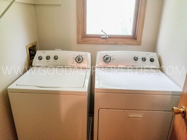 Building Photo - 3 Bedroom Home in West Des Moines!