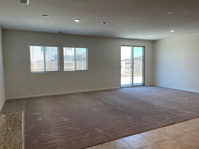 Building Photo - Large Clean Executive 4 Bedroom, 2.5 Bathroom, 2000 Sqft. Home for Lease