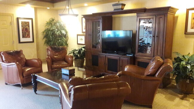 Building Photo - Annual unfurnished 2/2 luxury condo downto...