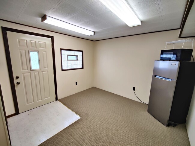 Building Photo - *Updated & Charming 2BD/2BA Single Family ...
