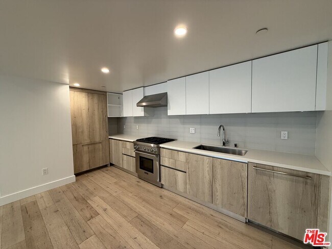 Building Photo - 8210 Fountain Ave